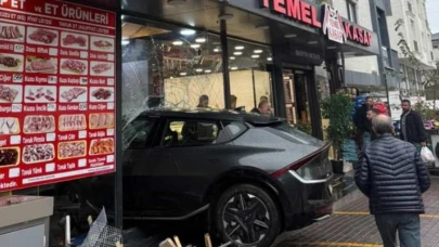 Kocaeli'de kontrolden çıkan araç şarküteriye daldı