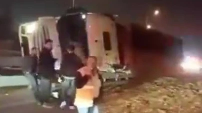 Kocaeli'de yonga yüklü tır devrildi