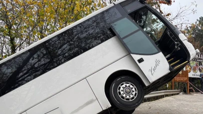 Kartepe’de tur otobüsü şarampole yuvarlandı