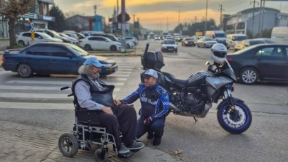 Kocaeli zabıtası engelli vatandaşa yardım etti