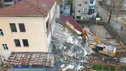 Körfez belediyesi riskli binayı yıktı