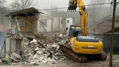 Kandıra'da cami lojmanı yıkımı başladı