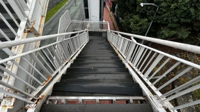 Kocaeli üst geçitlerde bakım çalışması yapıyor