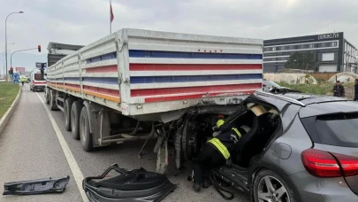 Kahramanmaraş'ta feci kaza: Otomobil tırın altına girdi