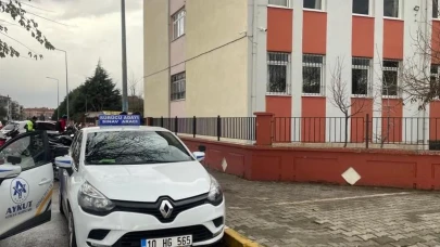 Okul civarında sürücü kursuna velilerden tepki: Balıkesir'de veliler, okul çevresindeki sürücü kurslarına tepkili