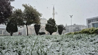 Meteoroloji uyarmıştı: Düzce kent merkezi beyaza büründü, kartpostallık manzaralar oluştu