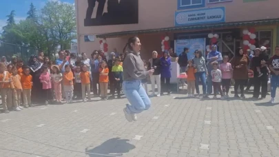 Selendi'de 'Ailemle Eğitim Yolculuğum' etkinliği: Öğrenciler seyretti veliler yarıştı