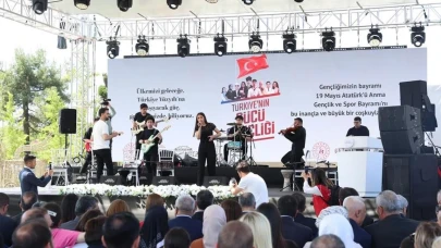 Gaziantep'teki 200 öğretmenden duygusal 19 Mayıs zeybek gösterisi