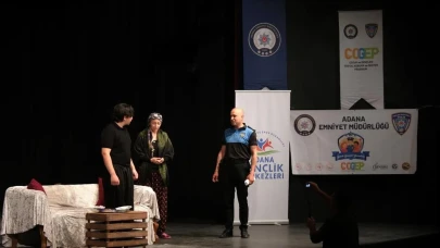 Adana'da tiyatroda öğrencilerle polis bir arada: "Bir Kadının Rüyası" büyük ilgi gördü