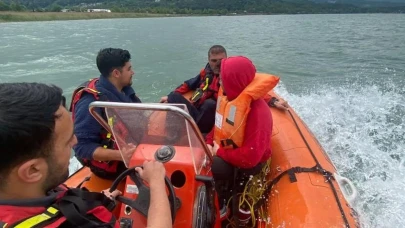 Sapanca Gölü'nde mahsur kalan iki kişi kurtarıldı, yetkililerden vatandaşlara uyarı