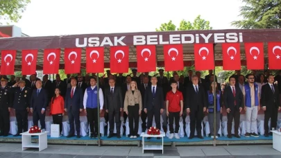 Uşak'ta 19 Mayıs coşkusu zirve yaptı! Bayram kutlamaları ve ödül töreniyle gençler sahnedeydi