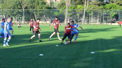 Eskişehir Medya Futbol Turnuvası başladı! Anadolu Üniversitesi rektörünün forma giydiği açılış maçında zafer kimin?