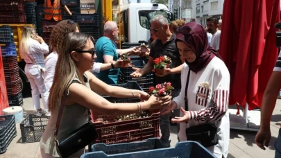 Antalya Büyükşehir Belediyesi'nden Anneler Günü'nde 25 bin çiçekle duygusal jest