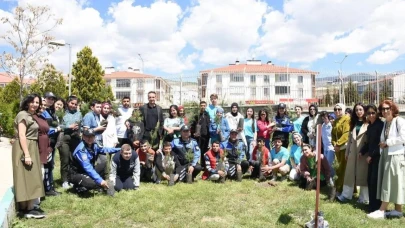Erzincan'da anlamlı etkinlik: Öğrenciler engelleri kaldırmak için fidan dikti