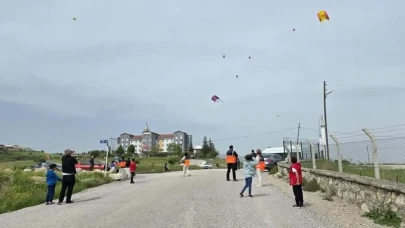 AFAD gönüllüleri Çorum'da çocuklarla uçurtma şenliği düzenledi! Eğlence ve dayanışma bir arada