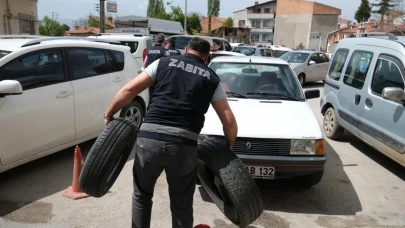 Kayseri'de kaçak yapılaşmaya geçit yok: Araç park engellerine zabıta ekiplerinden müdahale