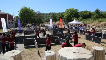 Muğla'da Aile Yılı etkinlikleri kapsamında Stratonikeia Antik Kenti'nde nefes kesen labirent oryantiring yarışı