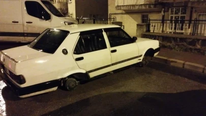 Afyonkarahisar'da şok hırsızlık: Park halindeki otomobilin dört lastiği çalındı
