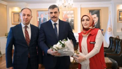 Gençlik Haftası'nda anlamlı ziyaret: Vali Çiftçi'ye çiçek takdimi