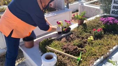 Eskişehir'de Anneler Günü'nde anlamlı vefa: Mezarlıklara fidan dikimi gerçekleşti