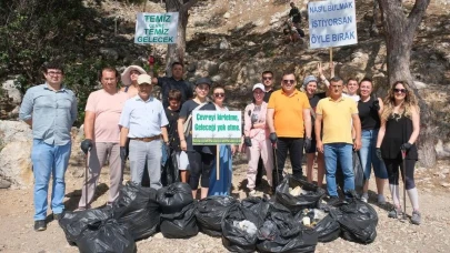Yabancı kadınlar Kemer'de çevre duyarlılığı için çöp topladı