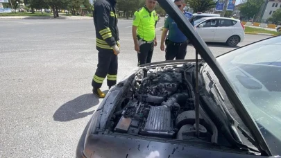Erzincan'da otomobil alev alev yandı, itfaiye ekibi zamanla müdahale etti! Yangın nedeniyle neler yaşandı?