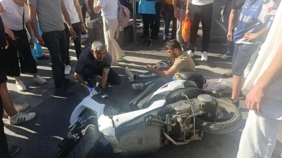 Manavgat'ta yaya geçidinde motosiklet kazası! 3 yaralı