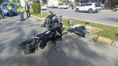 Antalya Manavgat'ta motosiklet kazası: Yaya geçidinde dönmeye çalışırken kaza yaptı