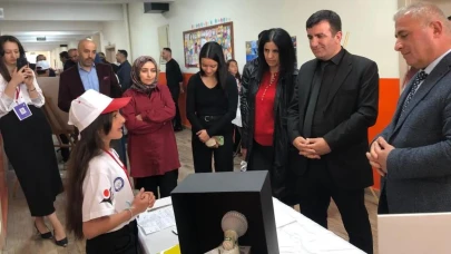 Hakkari SPK Ortaokulu'nda Bilim Fuarı heyecanı! Öğrencilerin 15 projesi sergilendi
