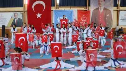 Konya'da 19 Mayıs coşkusu dorukta: Gençler sahne aldı, vatandaşlar bayramı coşkuyla kutladı