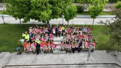 Başkan Pekyatırmacı, çocuklara trafik bilinci aşılayarak sertifikalarını dağıttı