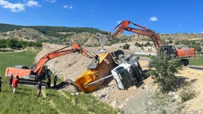 Adıyaman'da hafriyat kamyonu devrildi: Sürücünün sağlık durumu iyi
