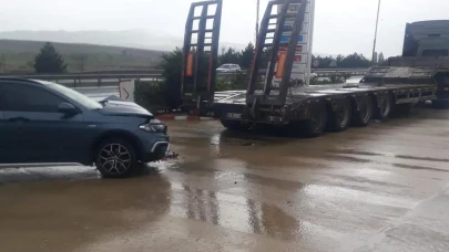 Kırıkkale'de otomobil çekiciye çarptı: 2 yaralı