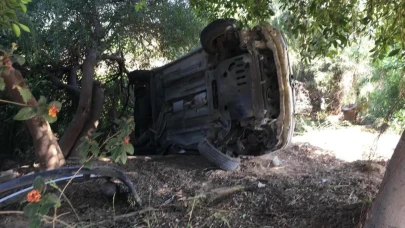 Mersin'de feci kaza! Kontrolden çıkan otomobil bahçeye uçtu, sürücü yaralı
