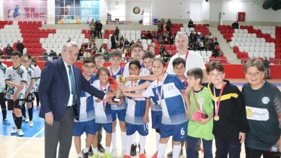Bozüyük'te okul sporları futsal finali: Mehmet akif ersoy ortaokulu şampiyon oldu