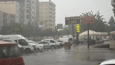 Batman’da dolu yağışı: Balkon kapısını mermi gibi deldi