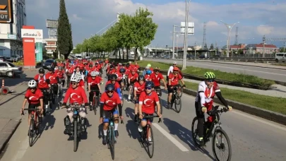 Kocaeli'nde dev Türk Bayrağıyla 19 Mayıs bisiklet şöleni!
