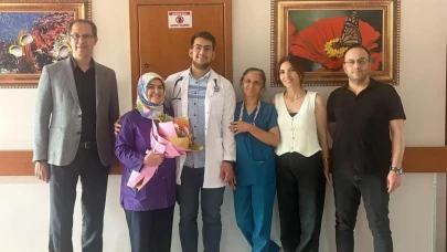 Silifke Devlet Hastanesi'nde annelere duygu dolu sürpriz: Hemşire anne oğlu tarafından çiçeklerle karşılandı