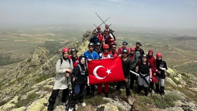 19 Mayıs'ta zirveye tırmandılar! Kırşehir'de dağcılar Davullu Zirvesi'nde buluştu