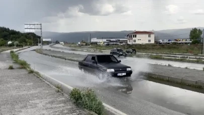 Tosya'da sağanak yağış etkili oldu: Yollarda su birikintisi oluştu