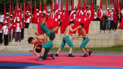 Mersin'de 19 Mayıs coşkuyla kutlandı: Cumhuriyet Meydanı'nda tören düzenlendi