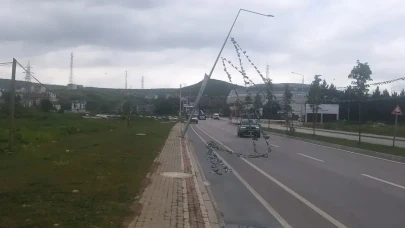 Kocaeli'de devrilmek üzereki elektrik direği araç trafiğini tehdit ediyor