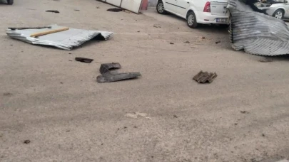 Kars'ta şiddetli rüzgar: Iş yerlerinin çatısı uçtu