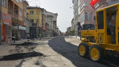 Demirci'de bozuk yollar sıcak asfaltla yenileniyor! Hangi güzergahlar onarılıyor?