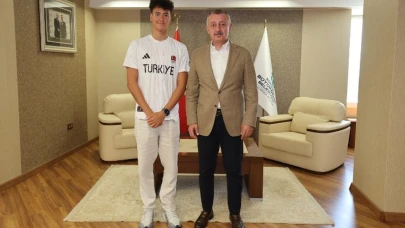 Dünya madalyalı Kocaelili yüzücü Büyükakın ile buluştu
