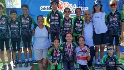Akhisarlı genç bisikletçiler Gebze yarışında madalya kazandı