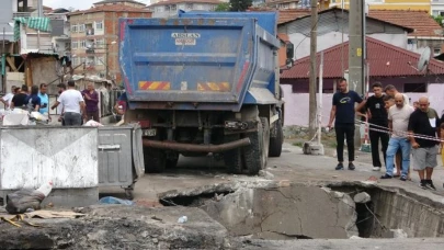 Kocaeli'de hafriyat kamyonu çukura düştü