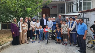 Belediye başkanı minik hayırseveri ödüllendirdi