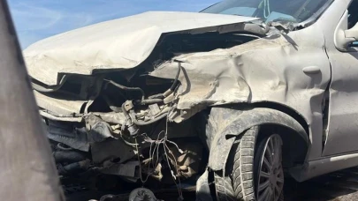 Gebze’de otomobil bariyerlere çarptı