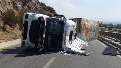 Yağ yüklü TIR devrildi trafik kapandı